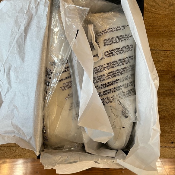 Banana Republic white, casual, leather sneaker in 11M. - Picture 5 of 16